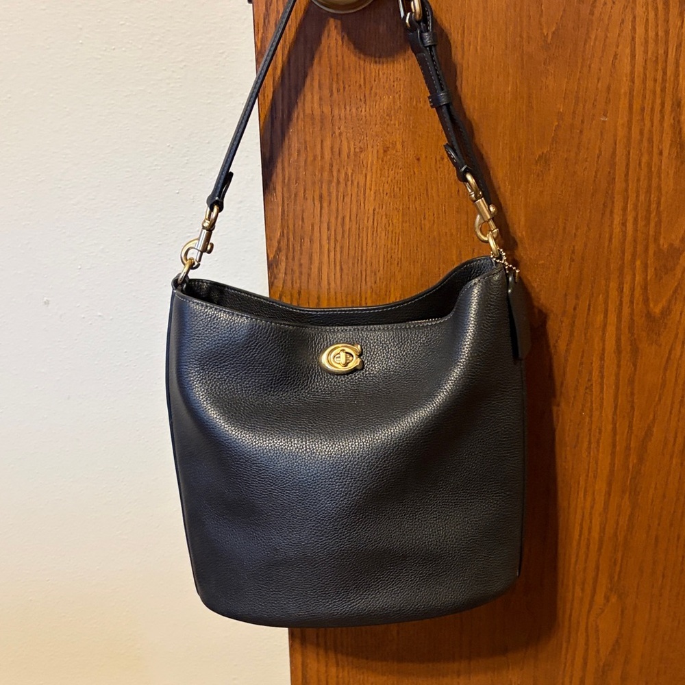 Elegant Black Leather Shoulder Bag